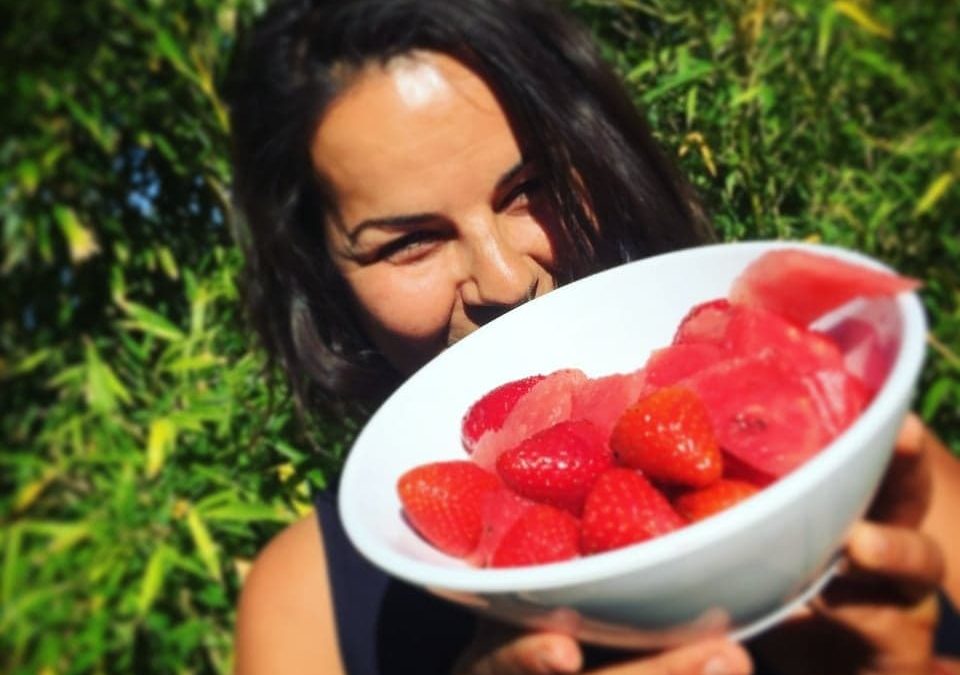 Sarah Ostermann professeur de yoga avec des fraises et des pastèques